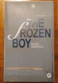 IL BAMBINO CON IL PIGIAMA A RIGHE di 