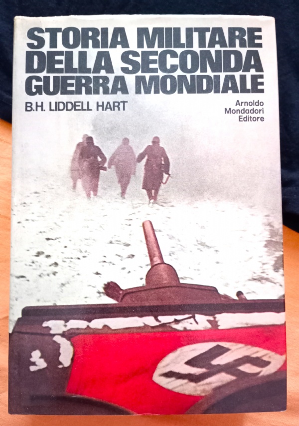 Sbrindellato, scalzo, in groppa a un ciuco, ma col casco d&rsquo;Africa ancora in capo di 
