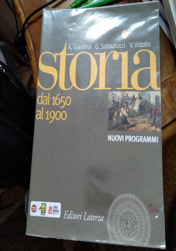 Il casello nascosto tra gli alberi di 