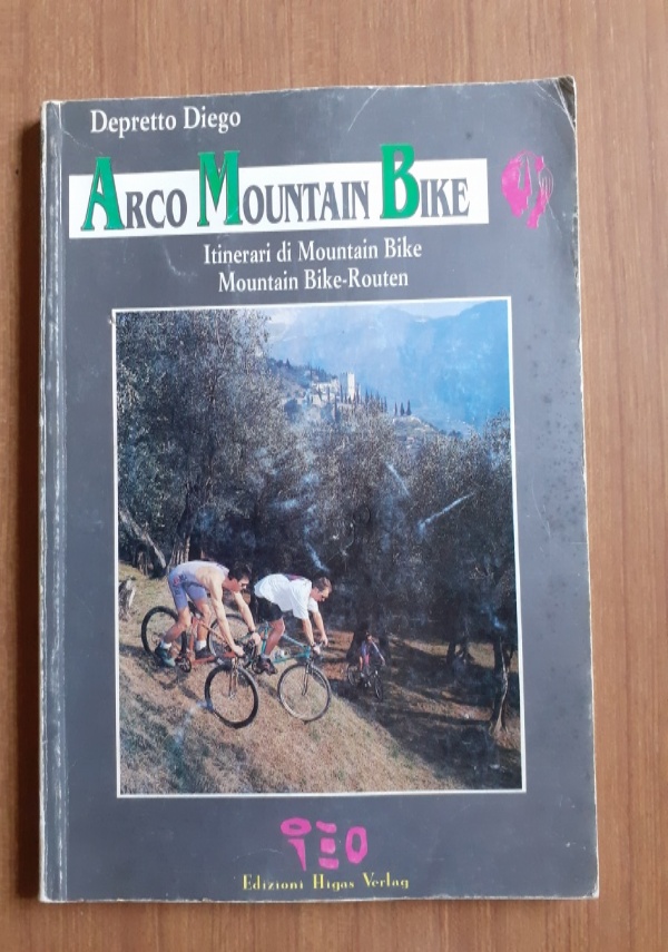 Oli essenziali, con 200 ricette per salute e bellezza di 